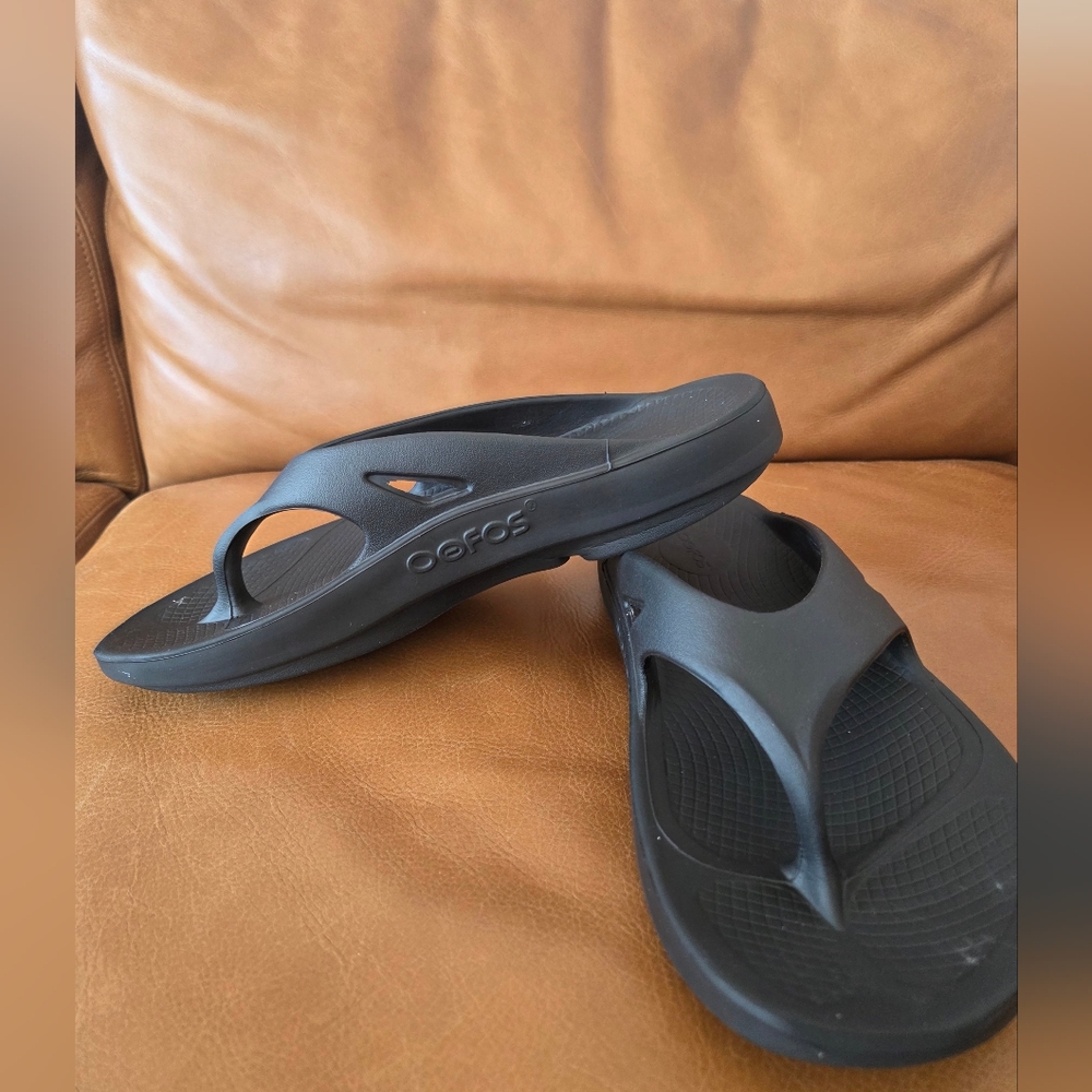 Oofos Black Ooriginal Recovery Sandals